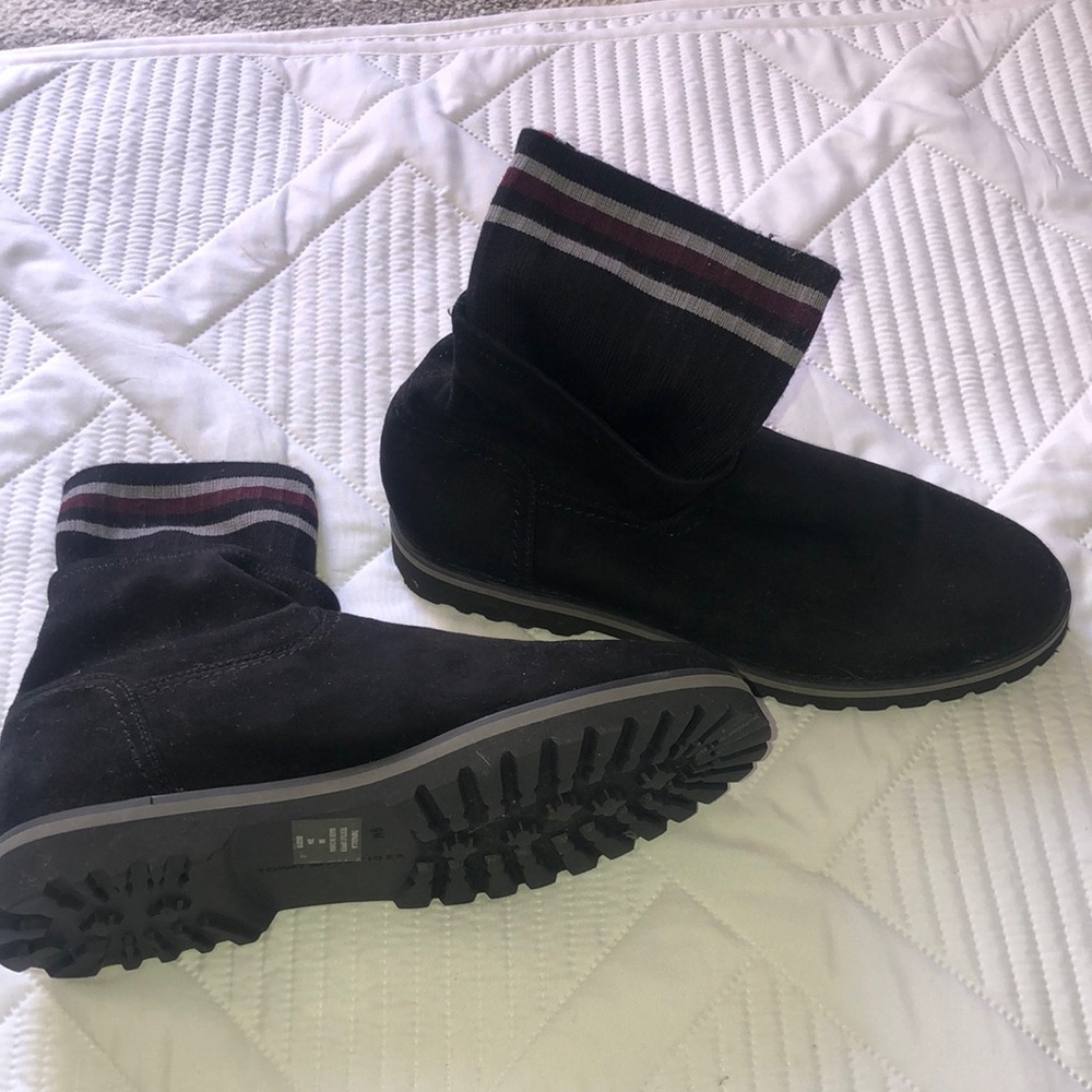 Tommy Hilfiger Pasilla Ankle Faux Upper Women’s Size 9. Dark academia